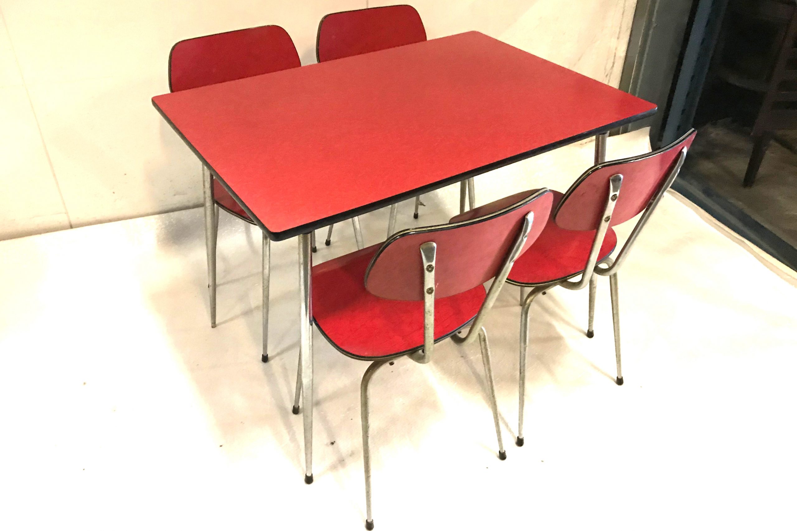 Aankondiging zwavel kwaadaardig Eethoek formica rood (tafel met 4 stoelen) - JAN Verhuur