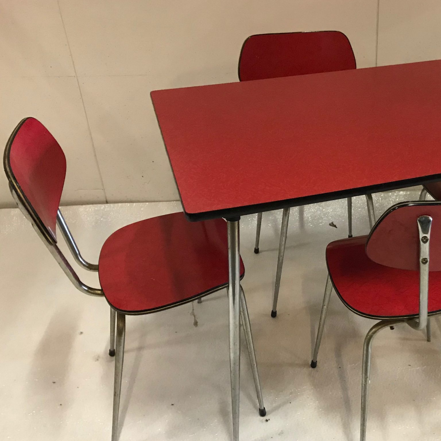 Eethoek formica rood (tafel met 4 stoelen) JAN Verhuur